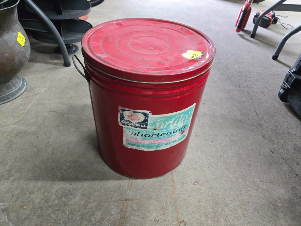Vintage metal shortening can
