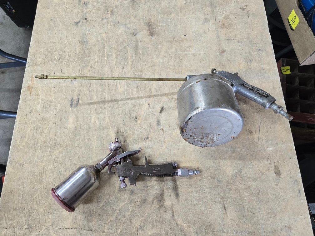 2 Paint guns