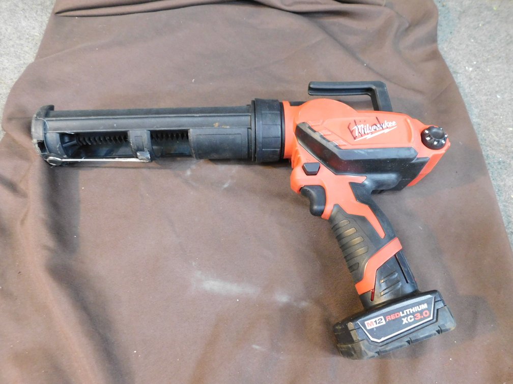 Milwaukee Caulk and Adhesive Gun 12V with Battery, Works