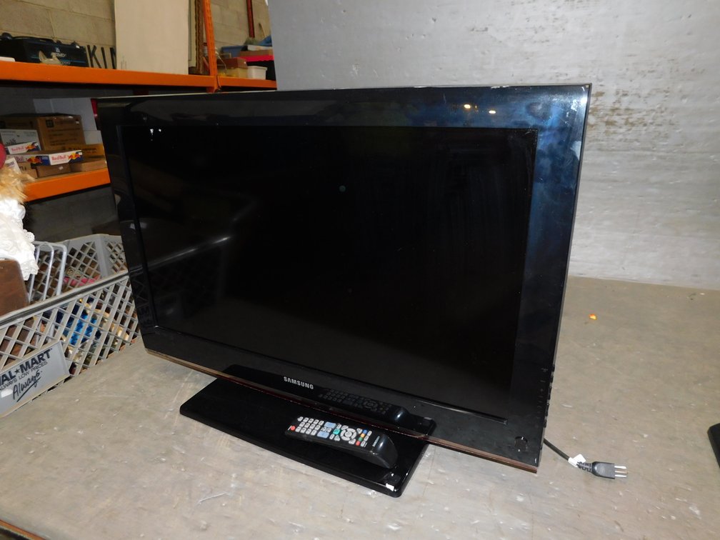 32" Samsung TV with Remote Model No. LN32B540P8D