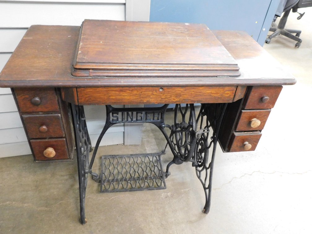Vintage Singer Sewing Machine In Cabinet