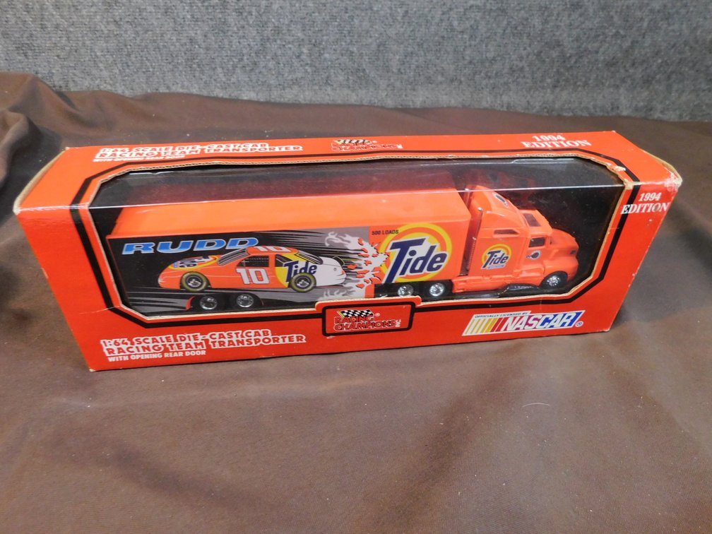 1:64 Scale Die Cast Cab Racing Team Transporter, New in Package