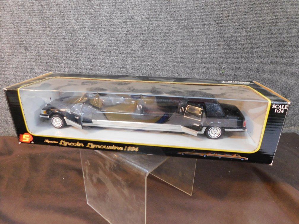 1:24 Scale Die Cast Superior Lincoln Limousine 1996, New in Package
