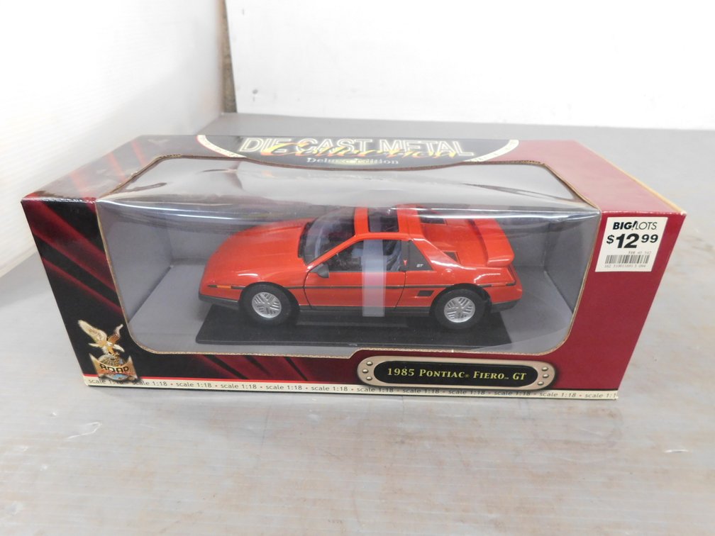 Die Cast Metal Deluxe Collection 1:18 Scale 1985 Pontiac Fiero GT, New in Package