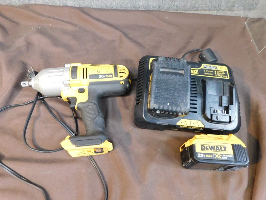 Dewalt 1/2" Cordless Impact Wrench DCF889 with Two Battery and Charger DCB102