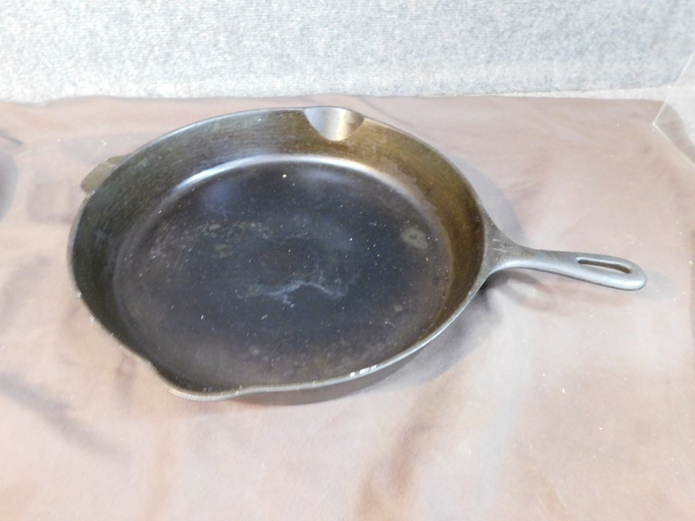 Unmarked #12 Wagner Cast Iron Skillet, 14" D