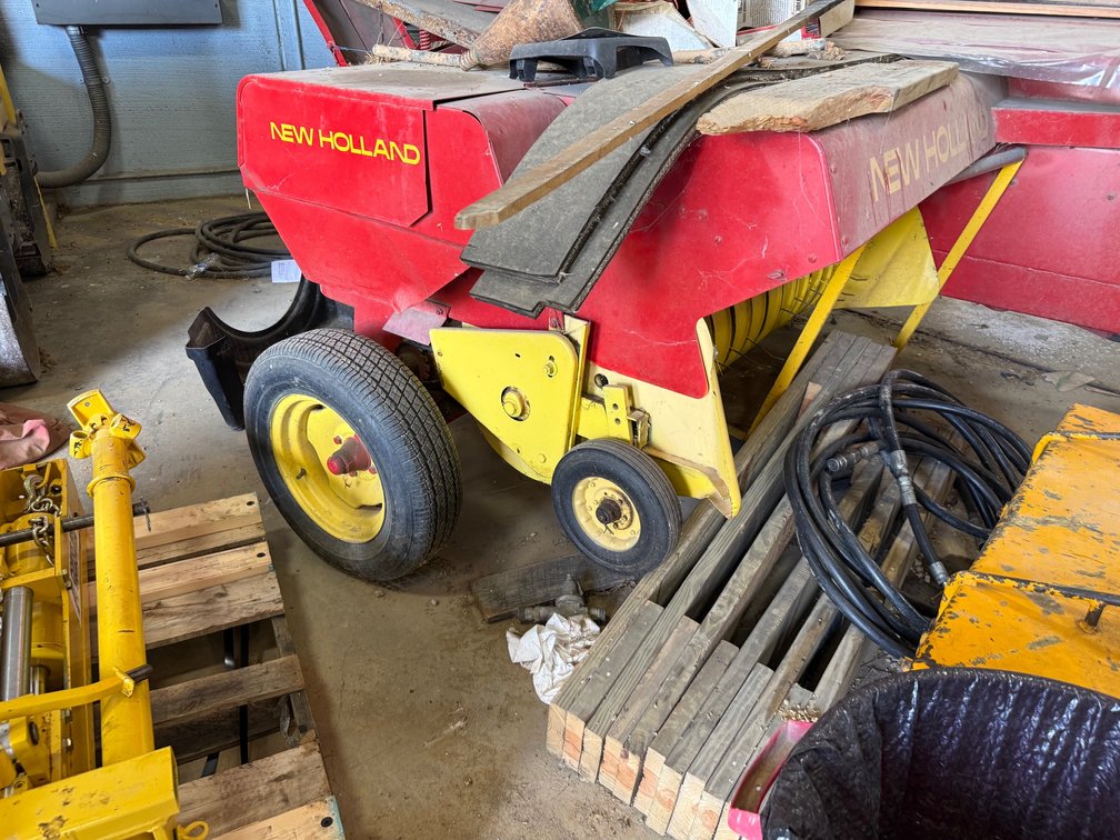 New Holland 273 Square Baler