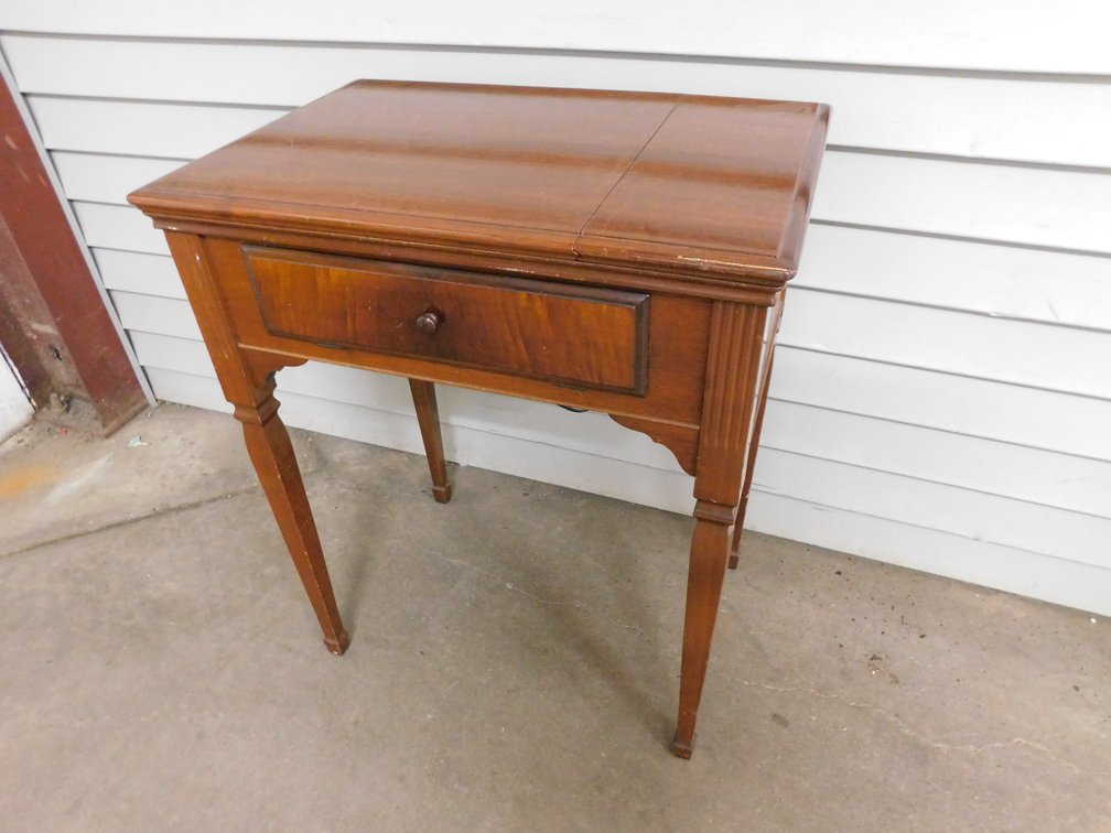 Vintage Singer Sewing Machine AK161233 in Cabinet