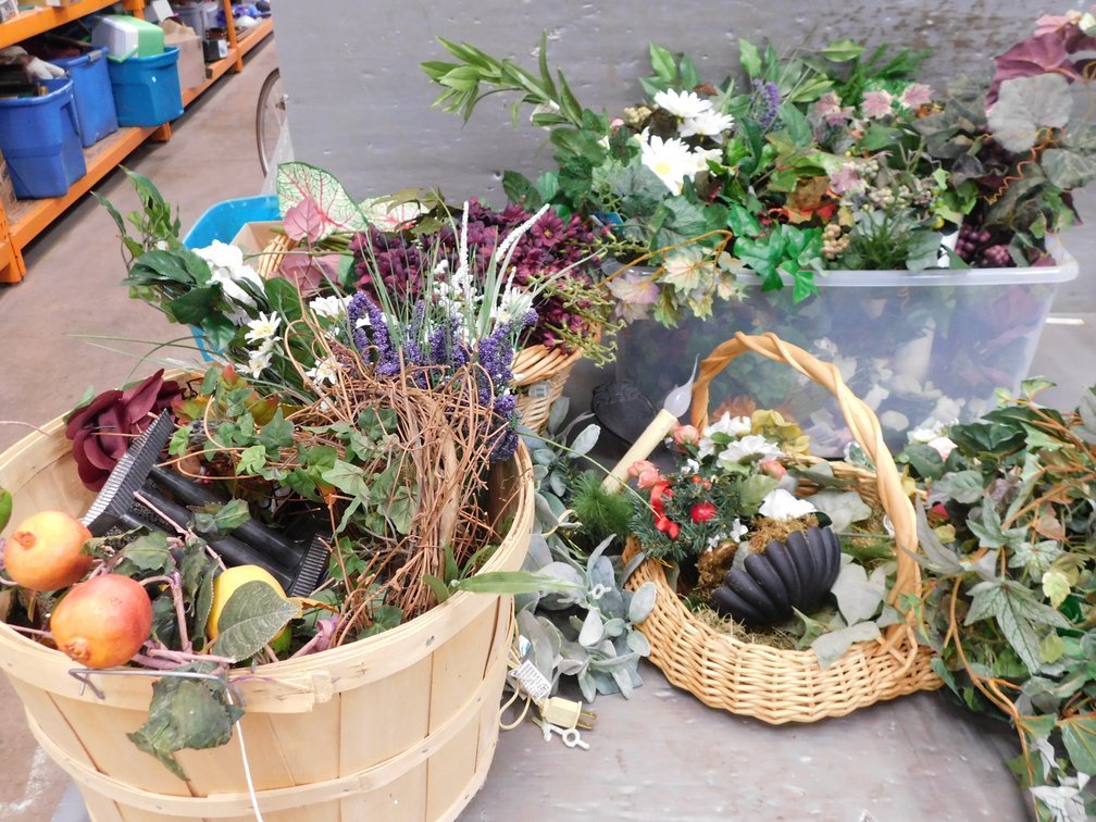 Lot of Assorted Floral Items, Baskets, Tote