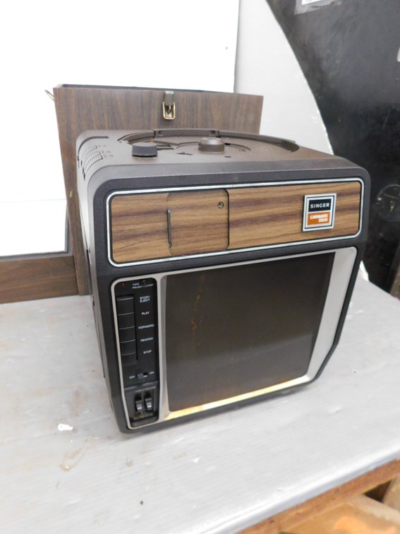 Singer Caramate 3300 Slide Projector in case