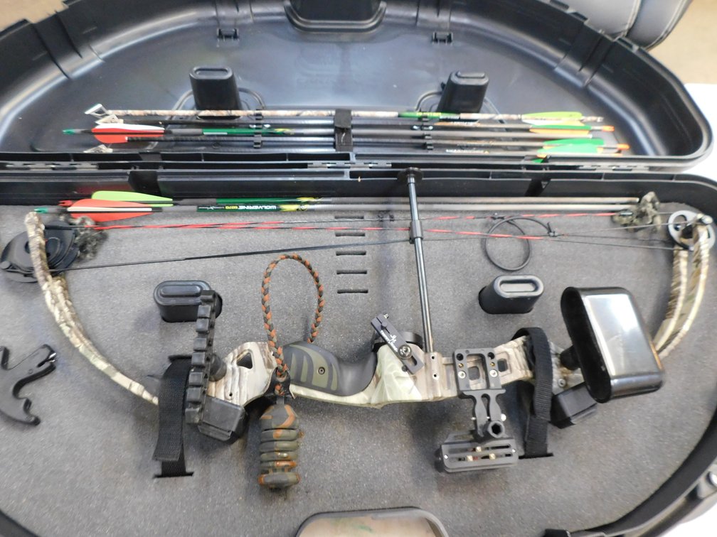 Buckmaster BTR 29" Draw Length, 70 Lbs. Draw Compound Bow with Case, Releases, Broadhead Arrows, Quiver
