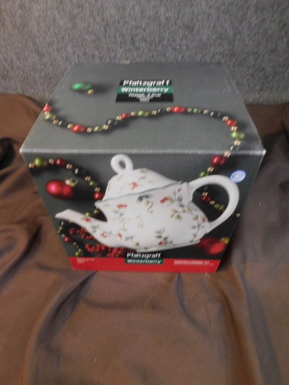 Pfaltzgraff Teapot 4 Cup "Winterberry" Pattern, New in Box