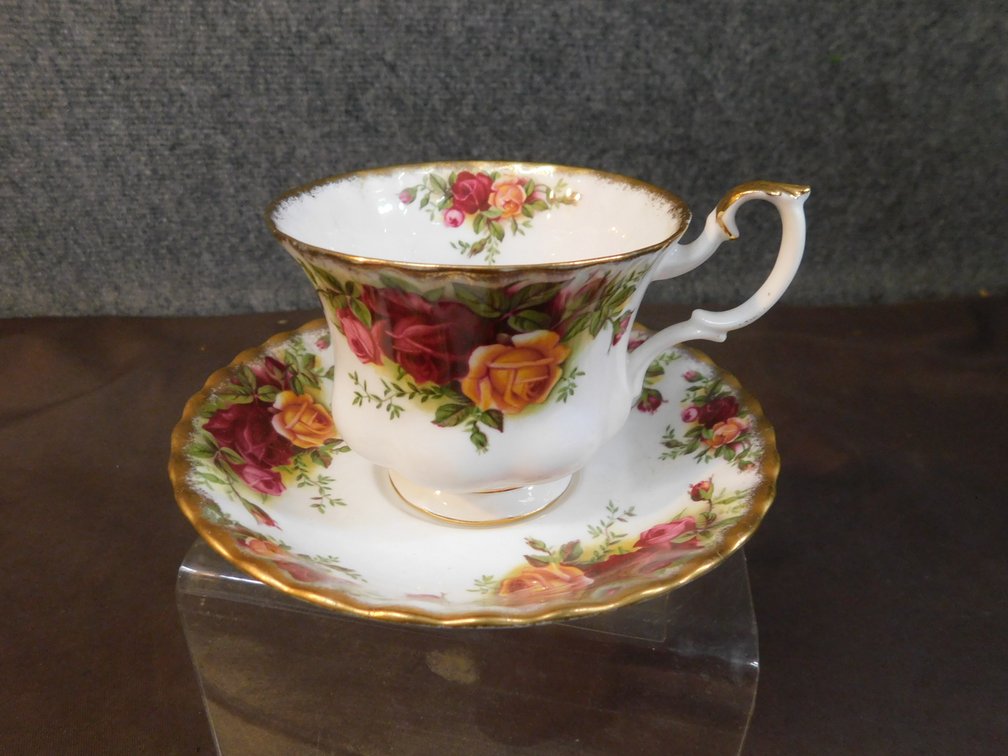 Royal Albert Bone China Tea Cup and Saucer "Old Country Roses"