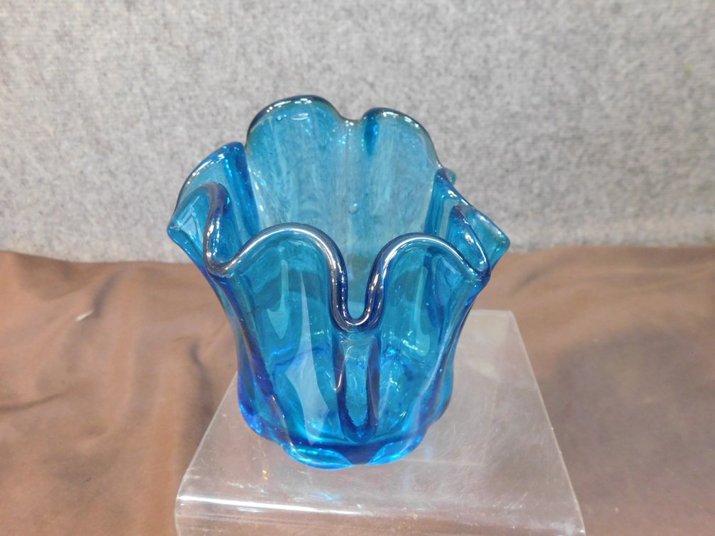 Hand Blown Turquoise Blue Art Glass Handkerchief Vase 4" T