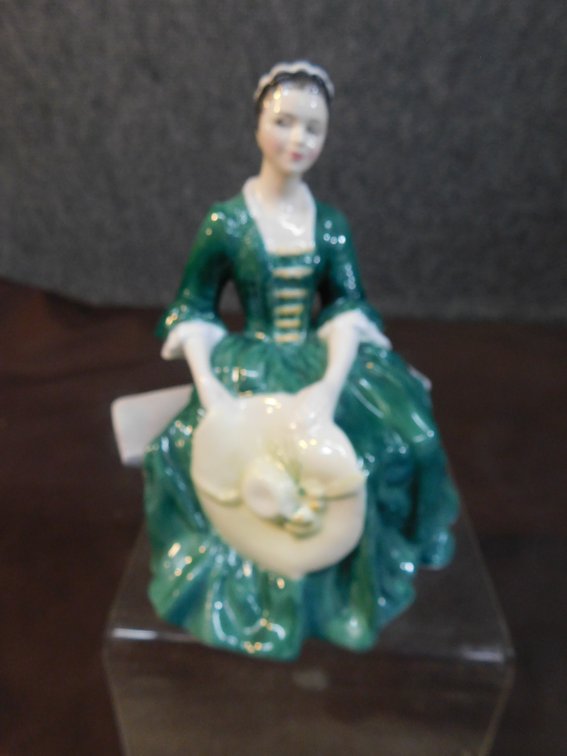Royal Doulton Bone China "A Lady From Williamsburg" Figurine 6" T