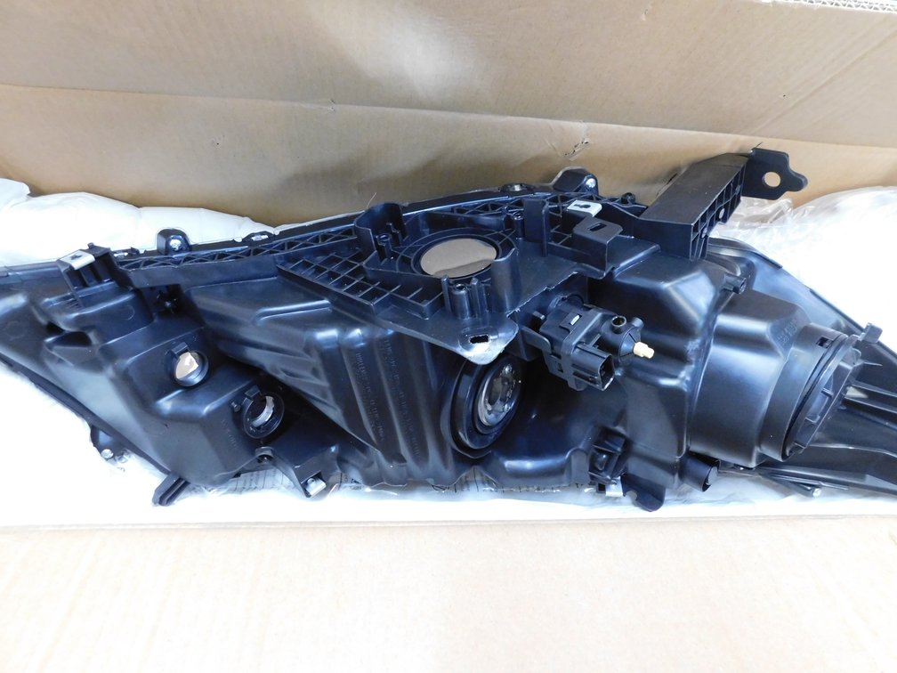 Headlight Assembly Appears to Be Drivers Side, Please Preview