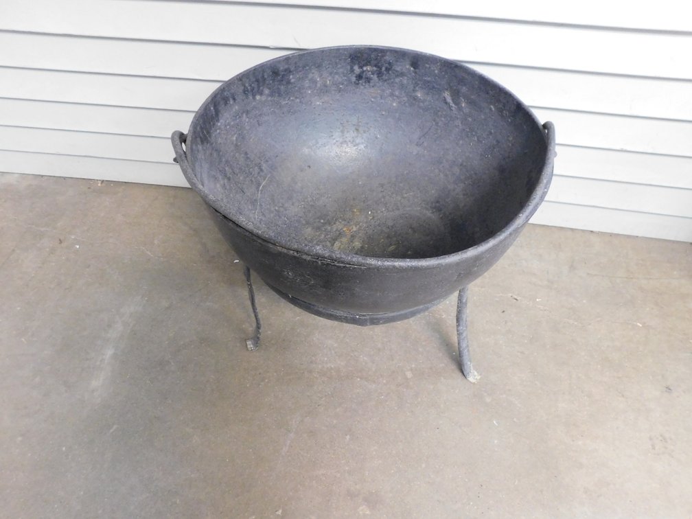 Cast Iron Kettle with Spyder Approx. 20 Gal