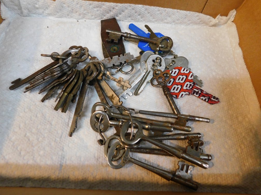 Lot of Assorted Skeleton Keys etc.