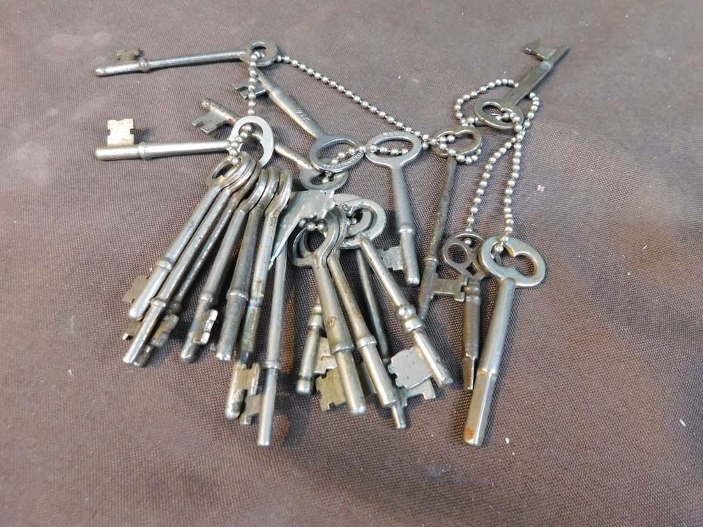 Lot of Assorted Skeleton Keys