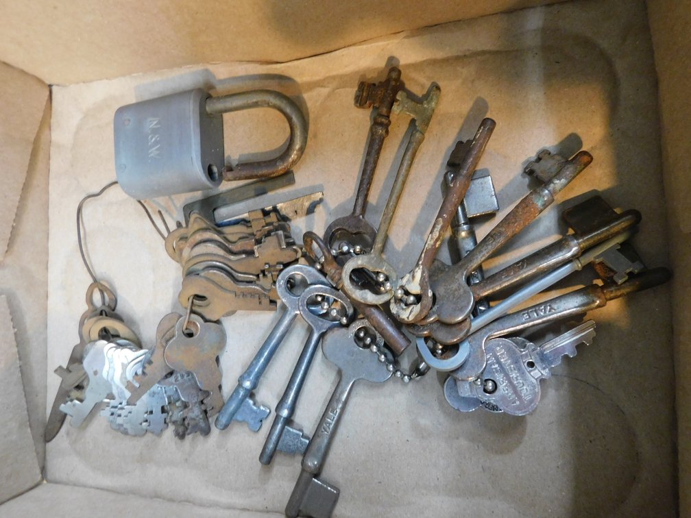Lot of Assorted Skeleton Keys etc.