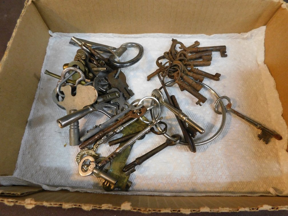 Lot of Assorted Skeleton Keys etc.