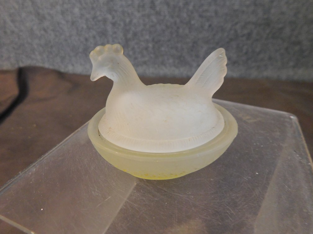 Vintage Hen on Nest 2 1/2" L
