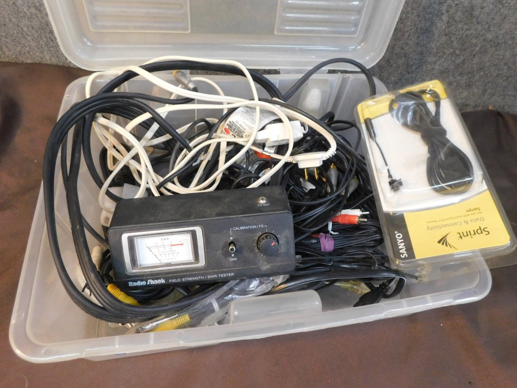 Rubbermaid 4.1 Gal Snap Case with Contents