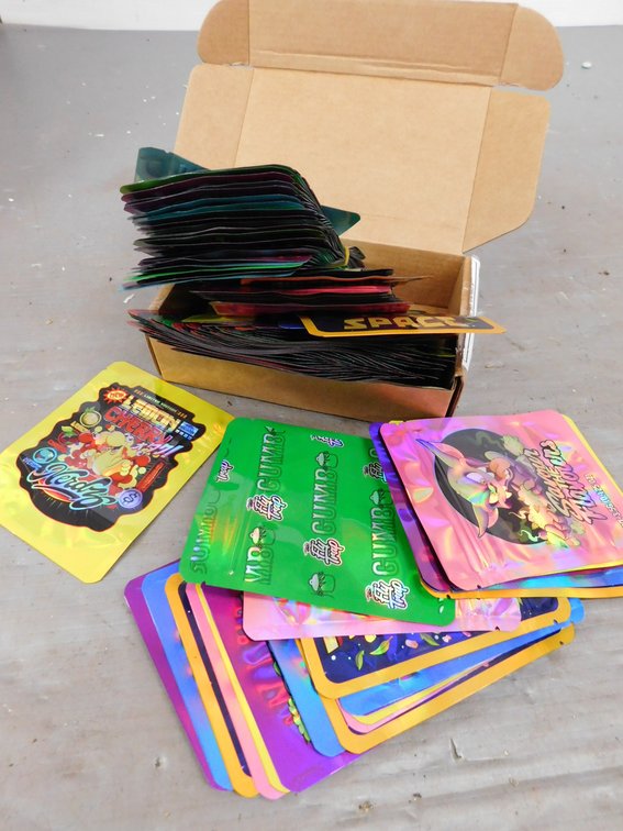 Small Sealable Bags holds 3.5G