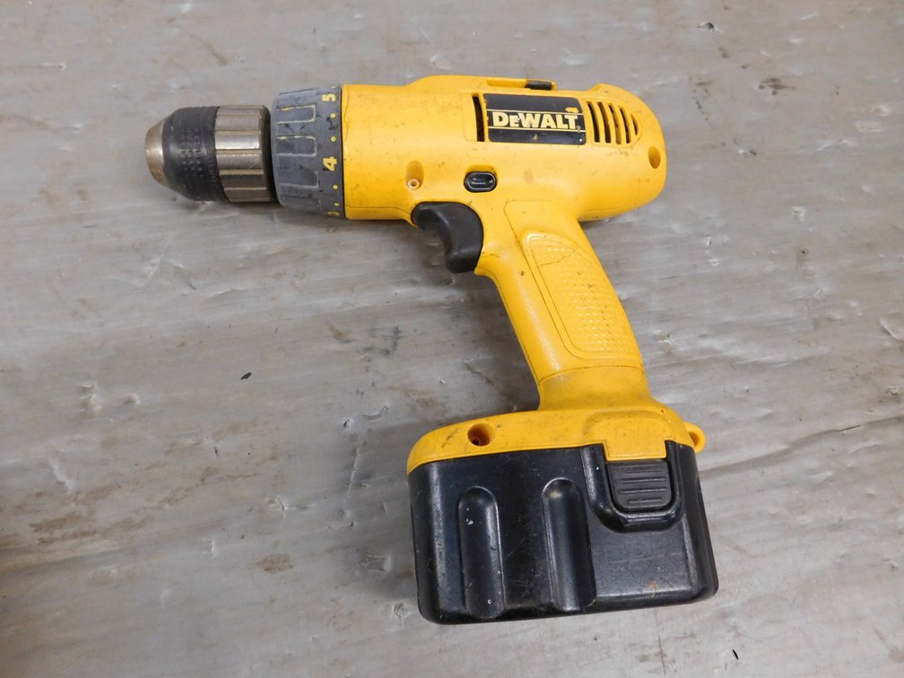 Dewalt DW954 3/8" Adjustable Clutch Drill/Driver with Battery, Untested