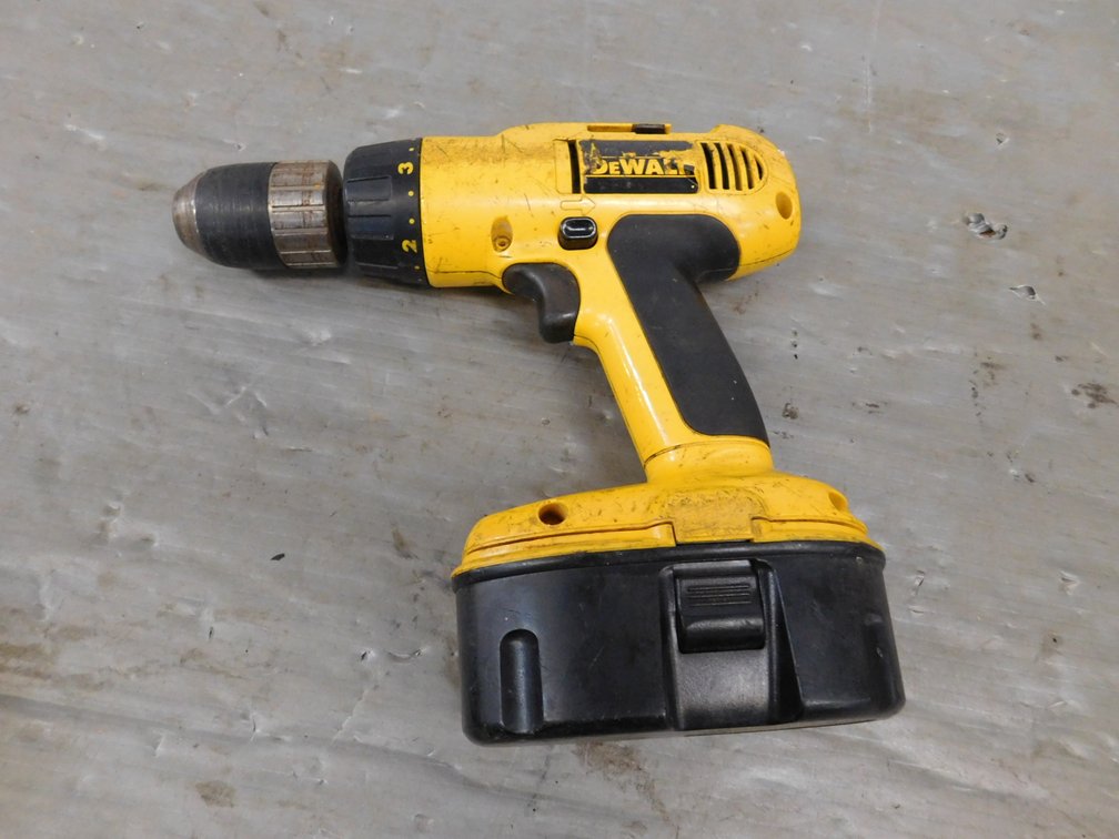 Dewalt DW995 1/2" Adjustable Clutch Cordless VSR Drill with Battery, Untested
