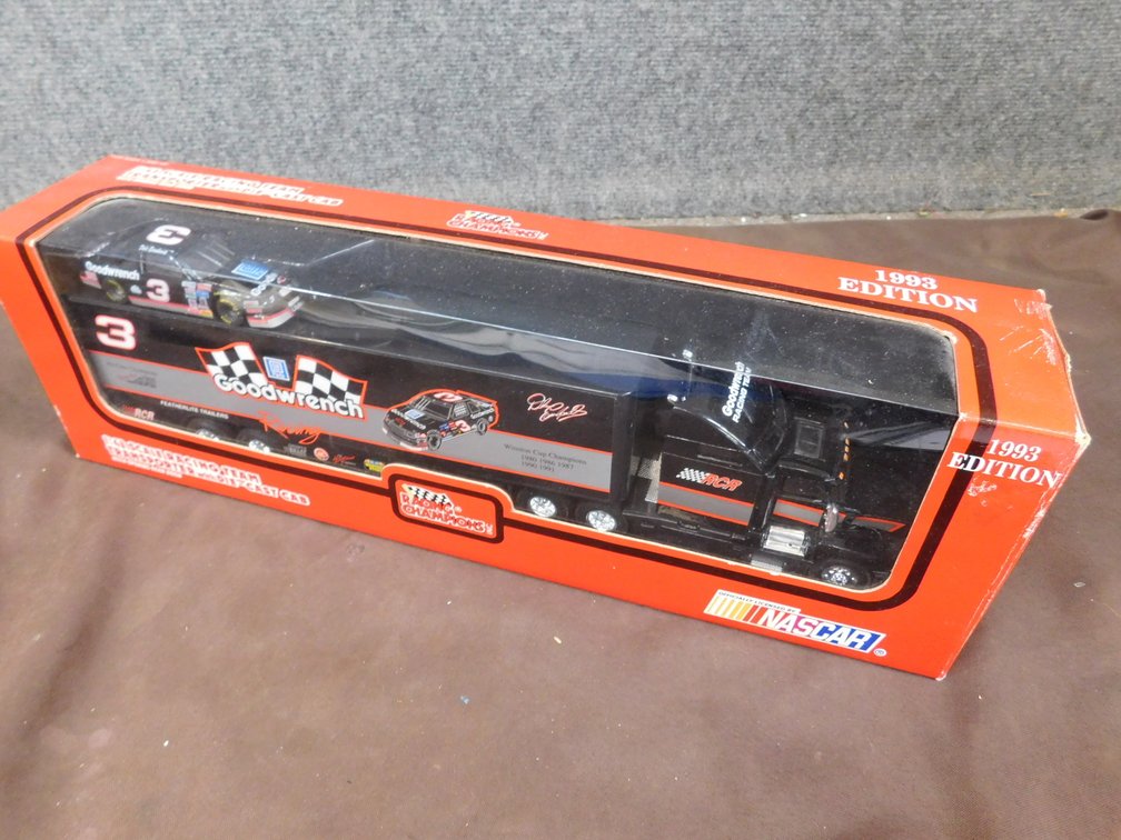 Racing Champions Nascar 1:43 Scale Racing Team Transporter with Die Cast Cab