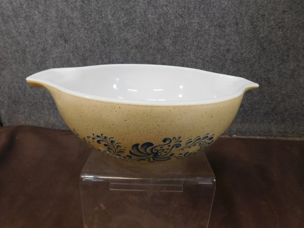 Vintage Pyrex Homestead No. 443 2.5 Qt. Mixing bowl