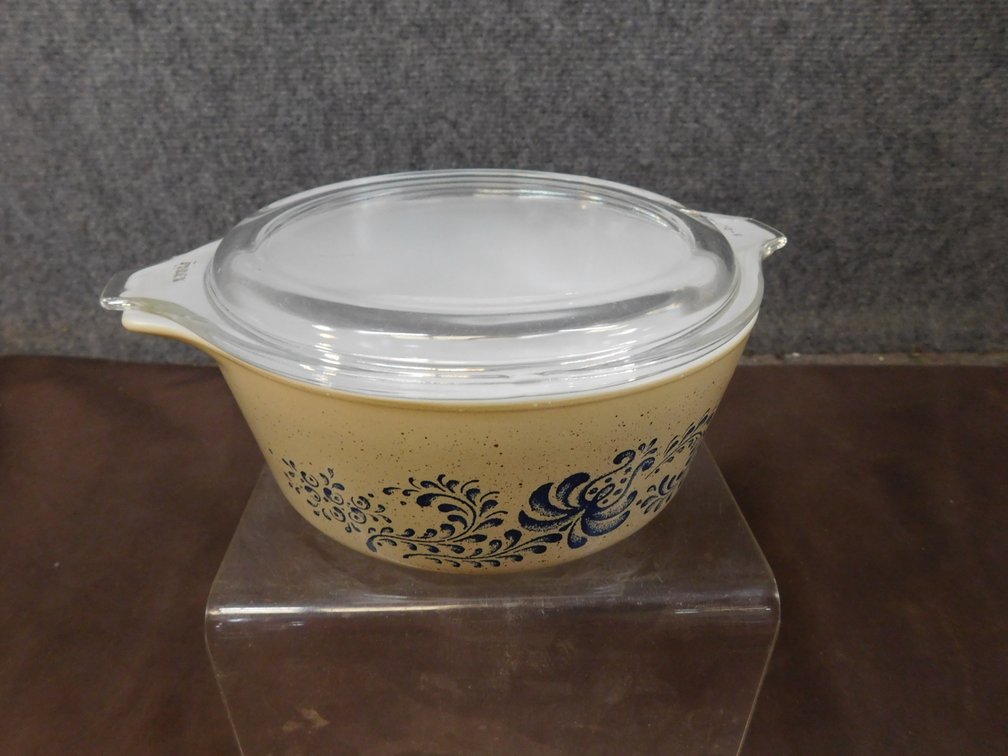 Vintage Pyrex Homestead No. 472-B 750 MLX Bowl with Lid