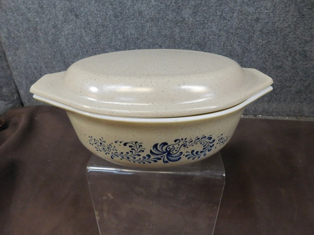 Vintage Pyrex Homestead NO. 043 1 1/2 Qt. Oval Bowl With Lid