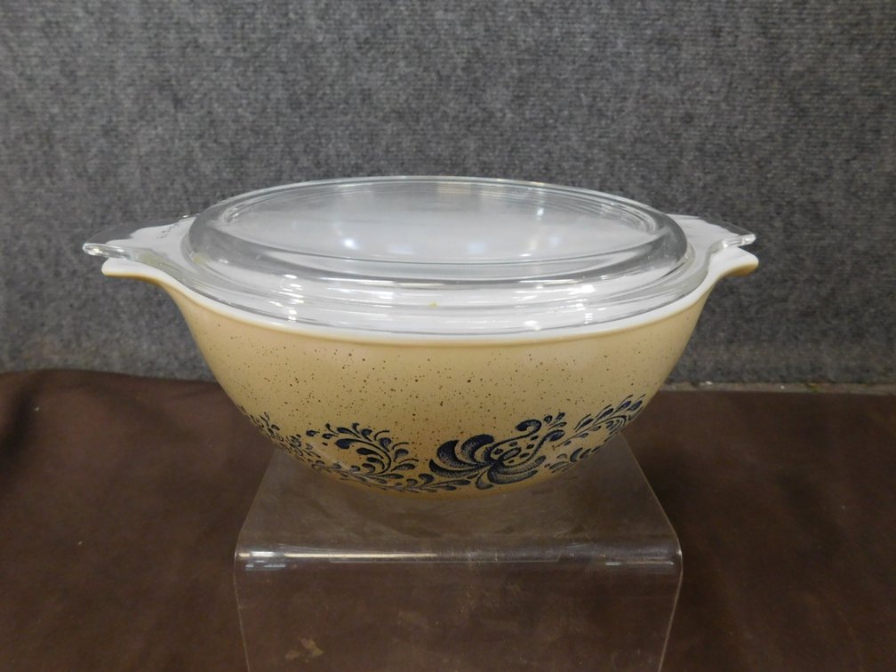 Vintage Pyrex Homestead No.442 !.5 Qt. Bowl With Lid