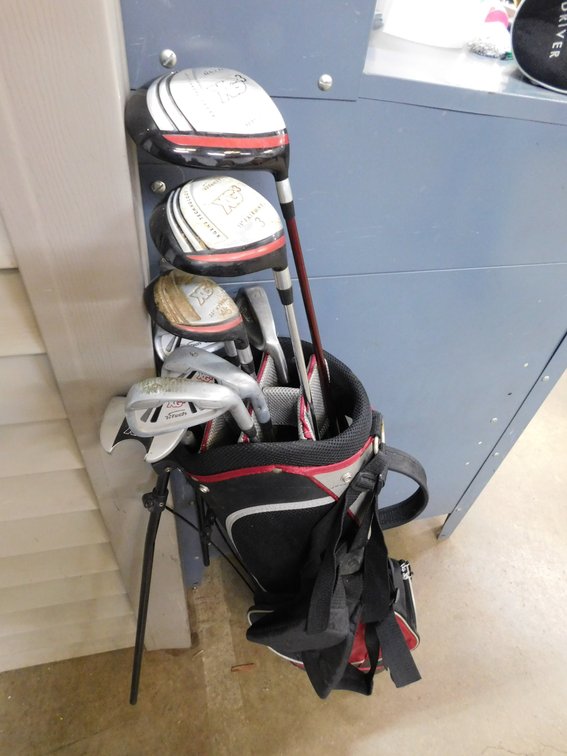 Men's Topflight Right Handed Golf Clubs in Bag