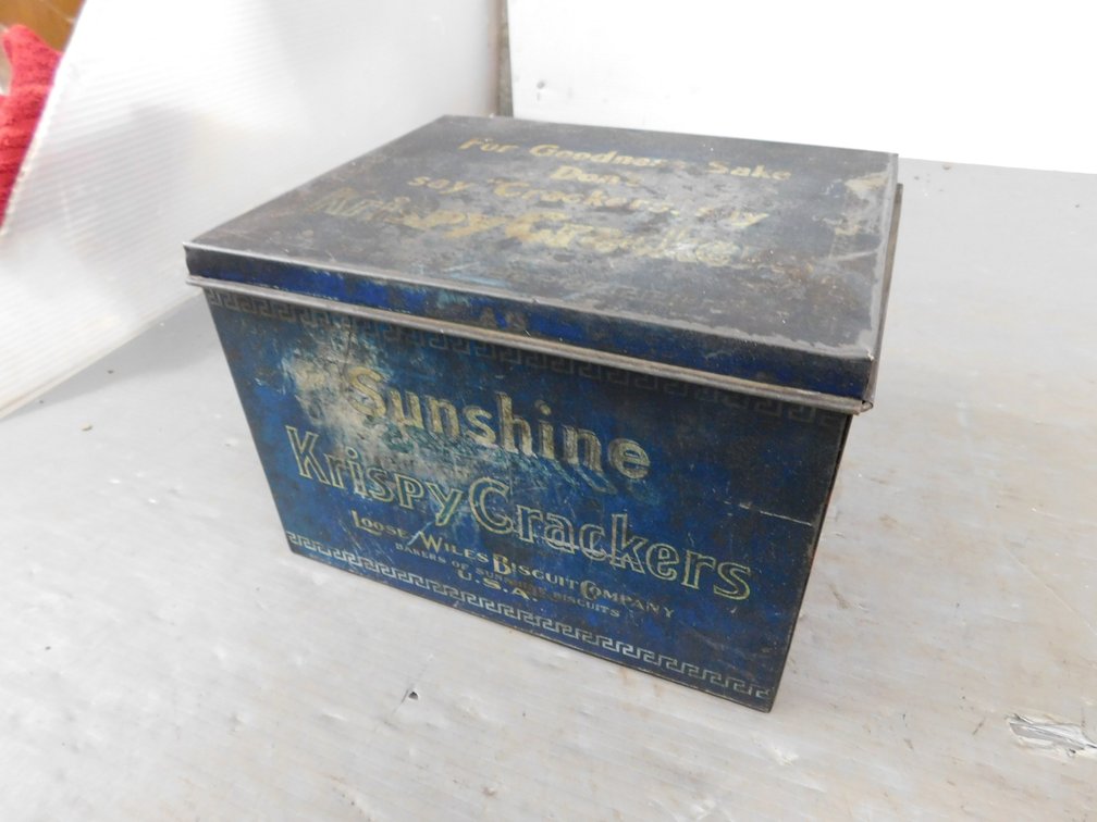 Sunshine Krispy crackers Tin 10" x 8" x 7"