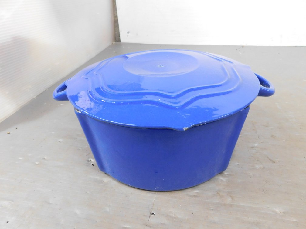 Chantel Enameled Cast Iron Pot, Missing the Knob on Lid