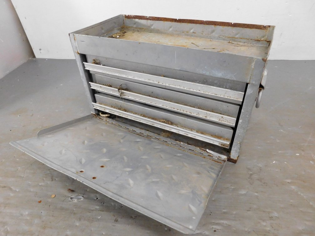 Metal Tool Box 18 1/2" L x 9" x 10 1/2"
