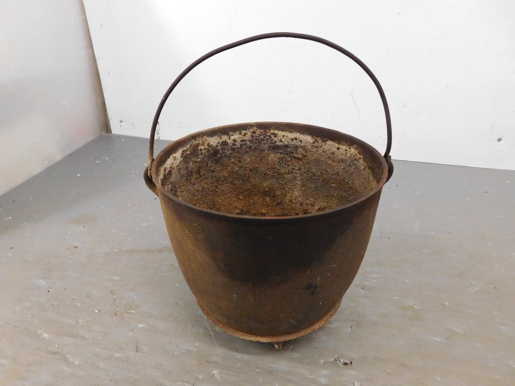 Gatemark Cast Iron Bean Pot 11" x 10" T, Has Crack