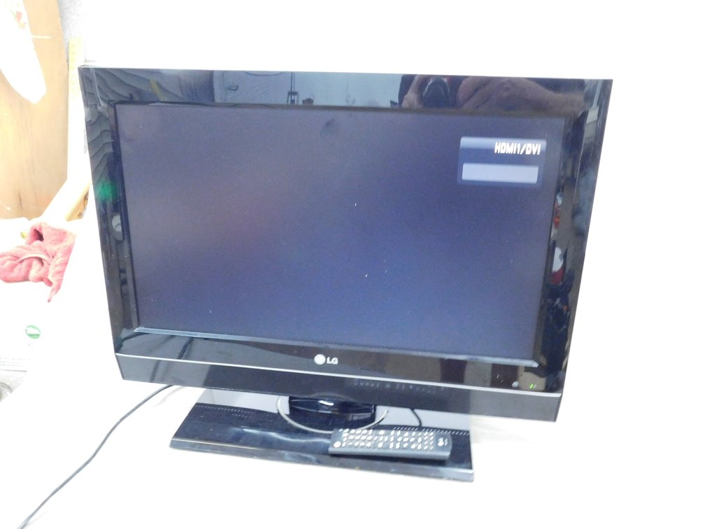 LG 26LC7D 26" TV With Remote, Powers ON