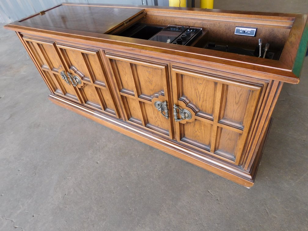 Magnavox Console Stereo 70 1/2" x 21" x 30", powers ON