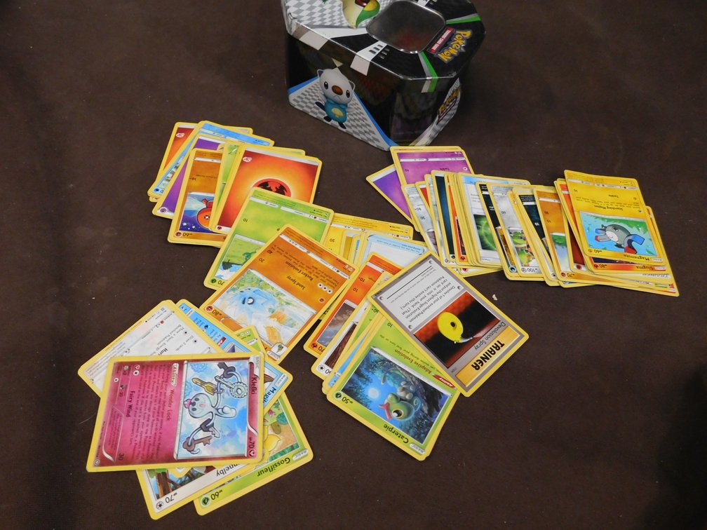 Pokemon Tin with Pokemon Cards