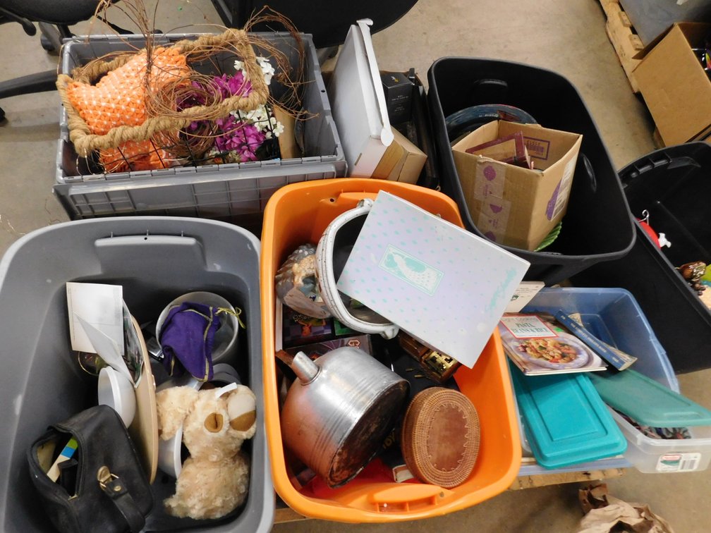 Pallet Lot of Assorted Household Items, Totes etc.
