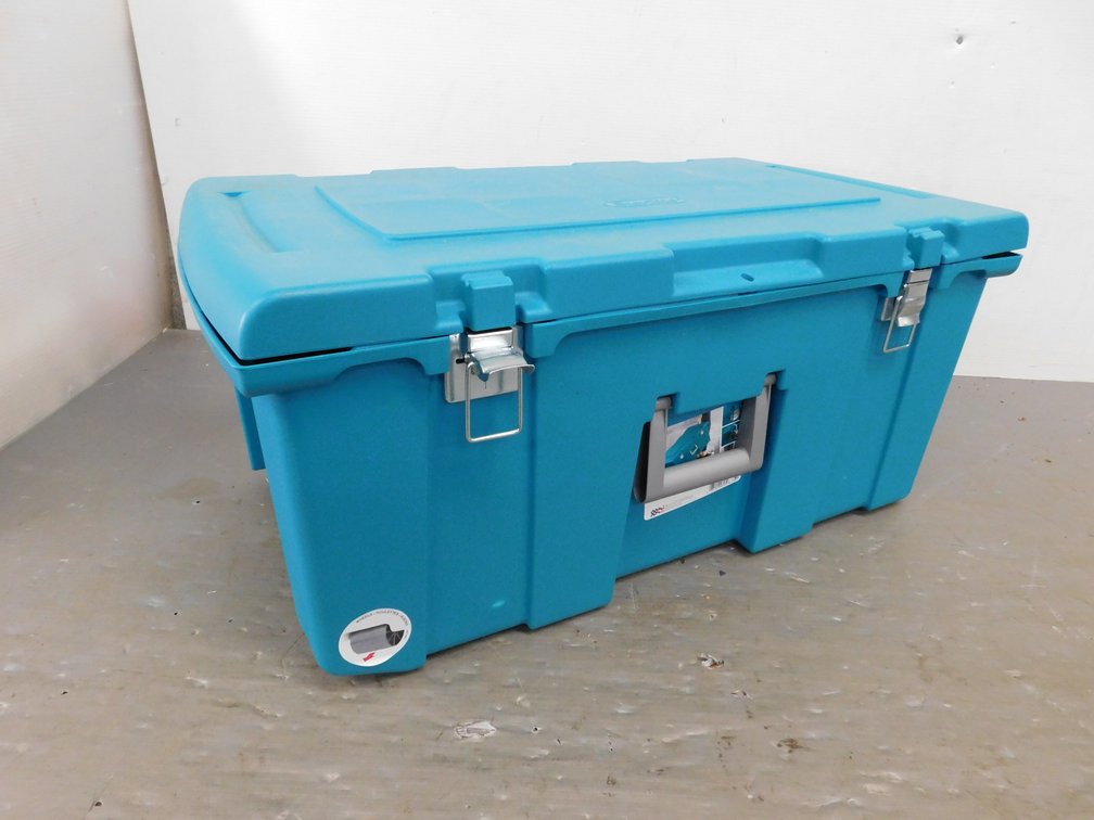 Sterilite 30 1/4" x 17 5/8" x 13 7/8" H Rolling Tote