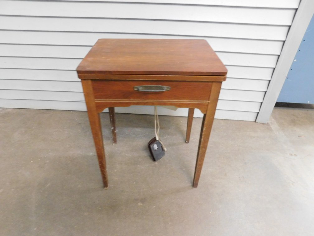 Singer Sewing Machine IN Cabinet