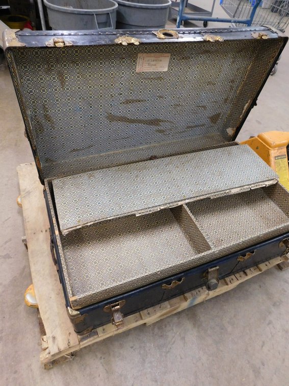 Vintage Flat Top Travel Trunk 38" x 22" x 13", has the Key