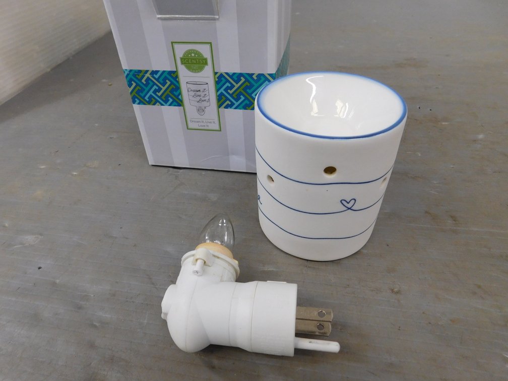 Scentsy Dream It, Live IT Plug In Warmer, used