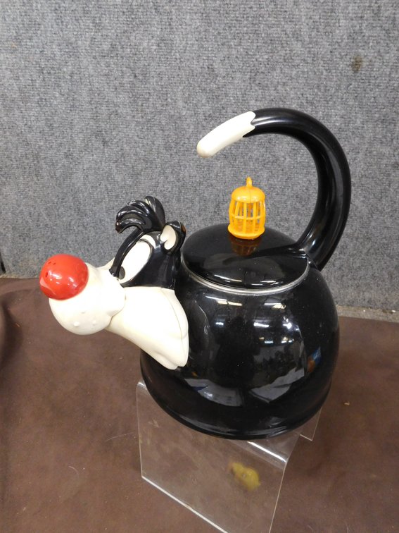 Sylvester Tea Pot