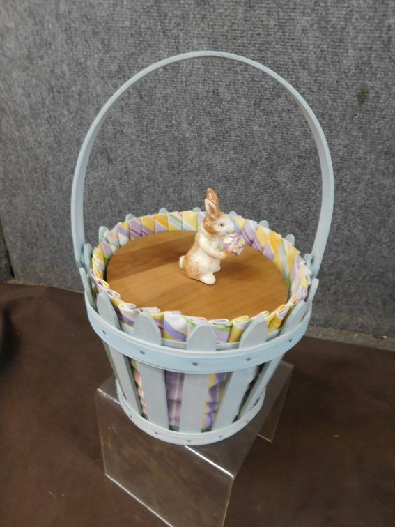 2006 Longaberger Basket with Liner, Protector, Lid 7" x 6"